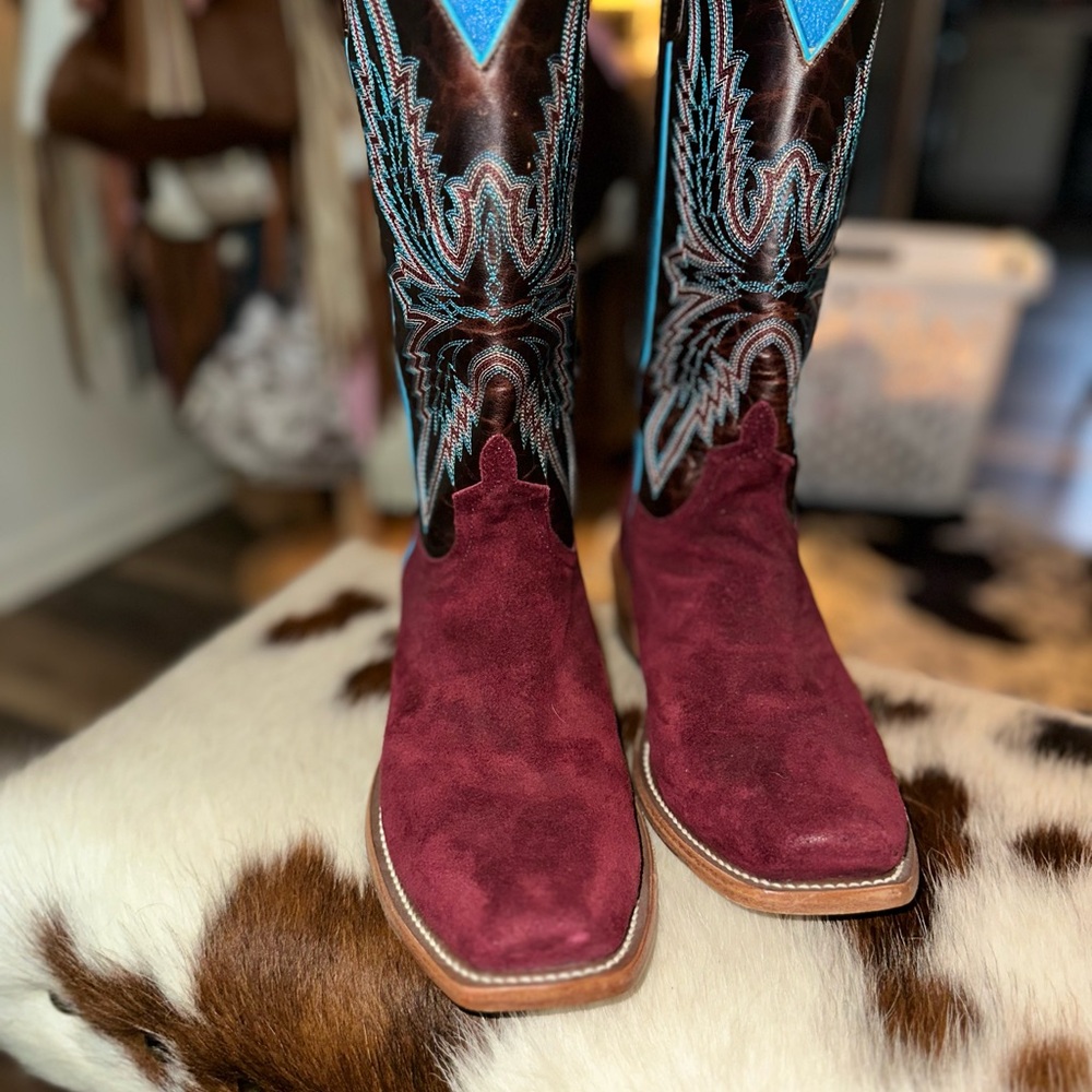 Macie BeanBurgundy Heeled Boots with Intricate Embroidery